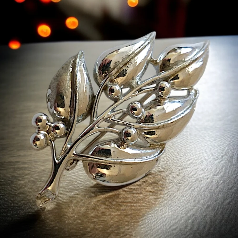 SARAH COVENTRY Berry Leaf Brooch Branch Pin VTG ‎ Silent Spring Silver Tone 1970